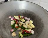 รูปขั้นตอนการทำที่ 1 ของ ต้มส้มปลาทับทิมใส่ใบมะขามอ่อน