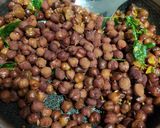 A picture of step 4 of Kala chana masala.