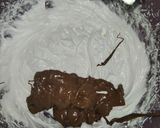 صورة لخطوة 1 من وصفة مادلان بالشانتيي والشوكولا 🧁🍫