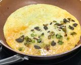 Foto del paso 2 de la receta: Tortilla de queso y ajetes con trufa y un toque picante 🌶😏