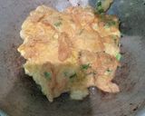 Foto langkah ke 2 dari resep Telur Dadar Siram Bumbu Pecel.