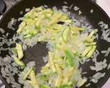 Foto del paso 2 de la receta: Tortilla de calabacín, cebolla y parmesano
