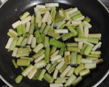 Foto del paso 1 de la receta: Acelgas fritas con ajos tiernos🥬🧄