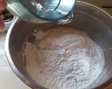 Gambar langkah 2 resipi Kuih Bom bijan hitam.