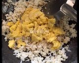 Foto langkah ke 5 dari resep Egg Fried Rice (simple & enak).