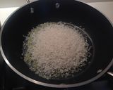 Foto del passaggio 2 della ricetta Risotto con radicchio trevigiano tardivo e salsa di mirtilli