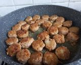 Foto del passaggio 5 della ricetta Polpettine con salsa alla birra