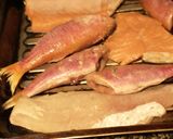 Foto del paso 2 de la receta: Bifes de salmón y trilla (salmonete) al horno