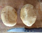 Foto del paso 1 de la receta: Papa horneada rellena de 3 quesos