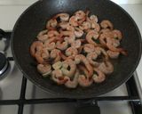 Foto del passaggio 5 della ricetta Fusilloni con mazzancolle, datterini gialli, pesto di basilico e San Daniele croccante