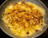 Foto del paso 3 de la receta: Tallarines frescos caseros con ricotta, cebolla caramelizada y trufa