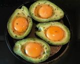 Hình bước làm 2 của món Avocado egg boat