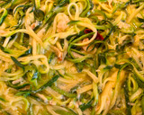 Foto del paso 6 de la receta: Spaghettis de calabacín “aglio olio e peperoncino”  con salmón a la plancha