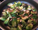 Foto del paso 1 de la receta: Col de Bruselas & Almendras Salteadas