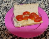 Foto del paso 1 de la receta: Bocadillo de queso curado con canónigos y tomates cherry 😋