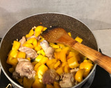 Foto langkah ke 2 dari resep Ayam Jamur Paprika saus Tiram ala Tiger Kitchen.