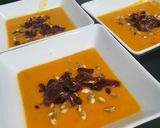 Foto del paso 6 de la receta: Crema de verduras asadas con pipas y jamón crujientes