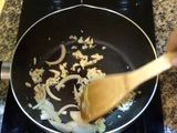 อกไก่ผัดน้ำพริกเผา อร่อยไม่แพ้ผัดกะเพรา แต่เราไม่ค่อยได้นึกถึง