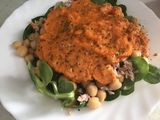 Ensalada de garbanzos con atún, canónigos y salsa de verduras