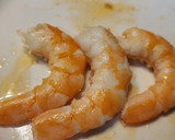 Foto del paso 2 de la receta: Tortilla con champiñones, langostinos y queso