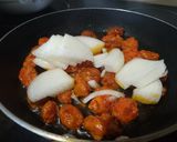 Foto del paso 2 de la receta: Garbanzos fritos con longaniza y cebollas con arroz basmati