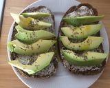 Foto del paso 3 de la receta Tostas de aguacate y queso ligero