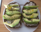 Foto del paso 3 de la receta: Tostas de aguacate y queso ligero