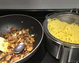 Foto del paso 4 de la receta: Níscalos (o rovellons) con jamón ibérico y pasta