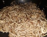 এগ  চিকেন চাউমিন(egg chicken chow mein recipe in Bengali) রেসিপির ধাপ 4 ছবি
