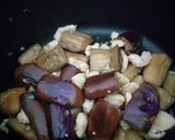 Foto langkah ke 3 dari resep Terong Ungu Tumis Bawang Putih.