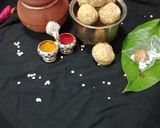 A picture of step 5 of Til gul ladoo.
