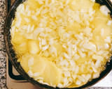 Foto del paso 3 de la receta: Tortilla de patatas con cebolla