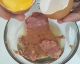 Foto langkah ke 3 dari resep Menu Sarapan - Roti isi Kornet dan Telur.