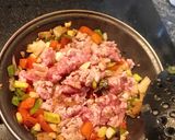 Foto del paso 1 de la receta: Revuelto de carne picada con verduritas y queso