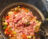 Foto del paso 1 de la receta: Revuelto de carne picada con verduritas y queso