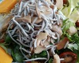 Foto del paso 5 de la receta: Ensalada de gulas templadas y mango