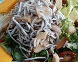 Foto del paso 5 de la receta: Ensalada de gulas templadas y mango