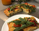 Foto del paso 6 de la receta: Focaccia de cebolla y tomates cherry con rúcula