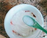 A picture of step 5 of Easy Victoria sponge yogurt.