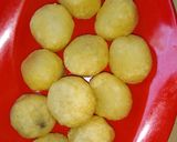 Foto langkah ke 5 dari resep Bola-bola singkong isi coklat.