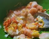 รูปขั้นตอนการทำที่ 1 ของ ไข่คั่วใส่กุ้งและชีสส
