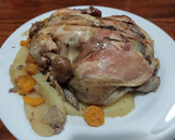 Foto del paso 5 de la receta: Pollo entero asado al carbón con papas y zanahoria
