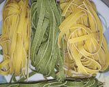 Foto del passaggio 3 della ricetta Tagliatelle paglia e fieno