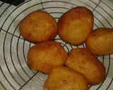 Foto del paso 3 de la receta: Torticas y buñuelitos de yuca con quesito