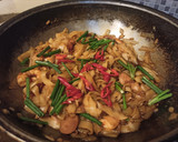 Foto langkah ke 7 dari resep Kwetiau Udang Sosis.