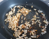 Foto del paso 2 de la receta: Arroz al curry con gambitas y brócoli