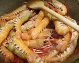 A picture of step 2 of Langostines with fresh tomatoes and chilli.