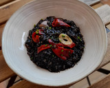Foto del paso 9 de la receta: Arroz negro meloso con sepia y pimientos del piquillo