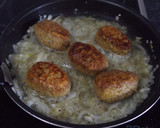 Foto del paso 3 de la receta: Rollos de carne con salsa de cebollas al vino