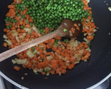 Foto del paso 3 de la receta: Arroz integral frito con salmón